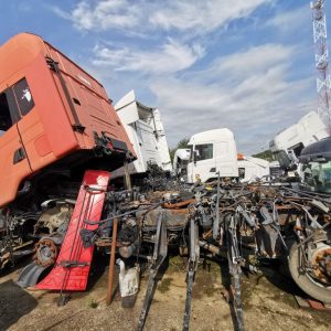 Alternative view of SCANIA R124 - 2003